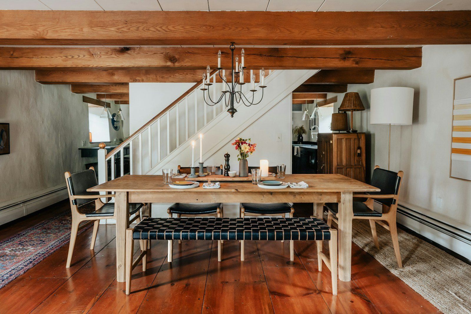 Salle à manger avec une grande table en bois massif