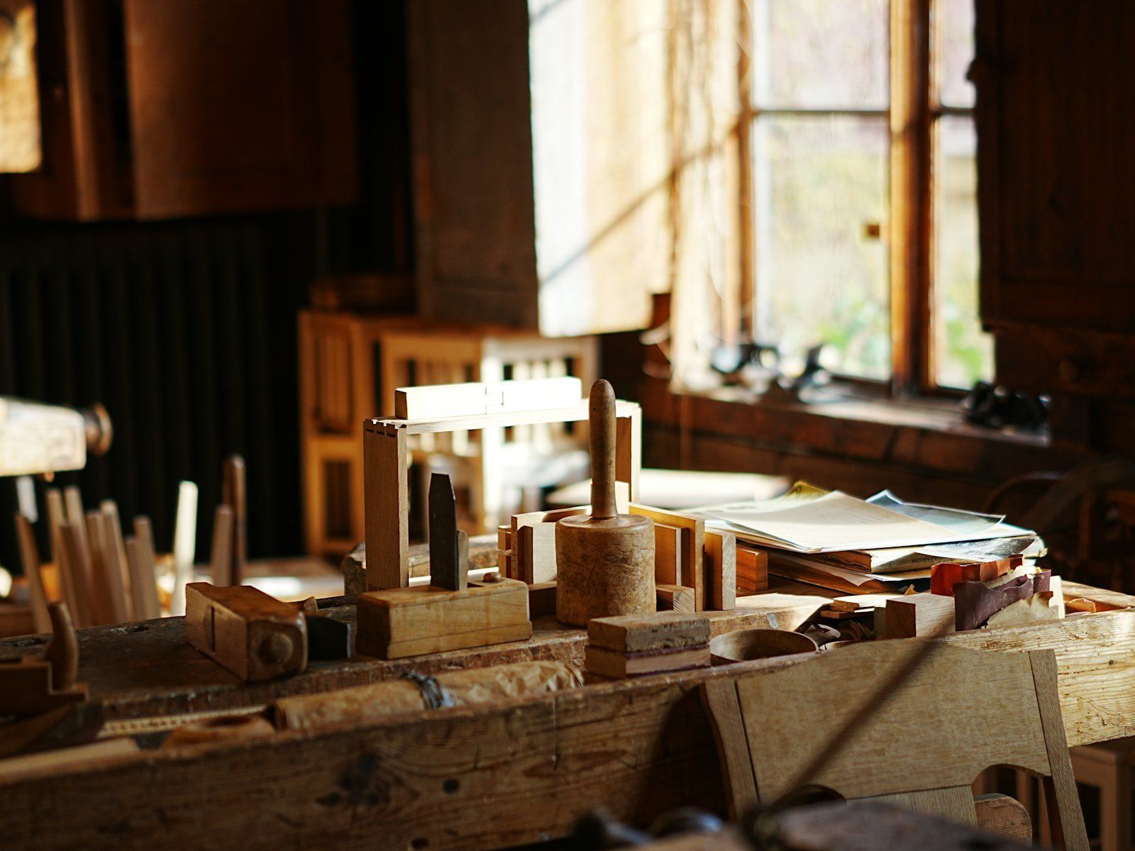Établi de menuisier et pièces de bois en cours de travail