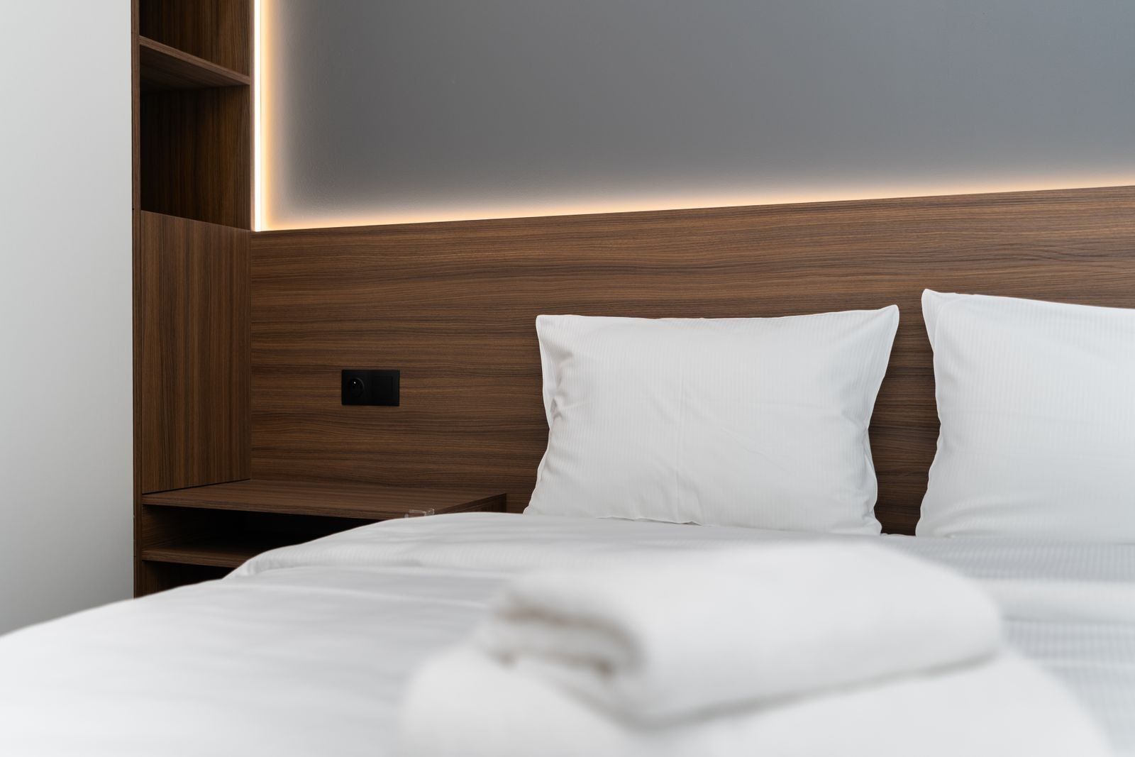 Chambre d'hôtel avec tête de lit en bois