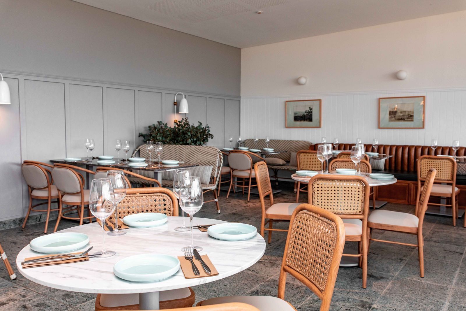 Salle de café meublée de chaises cannées et de tables rondes